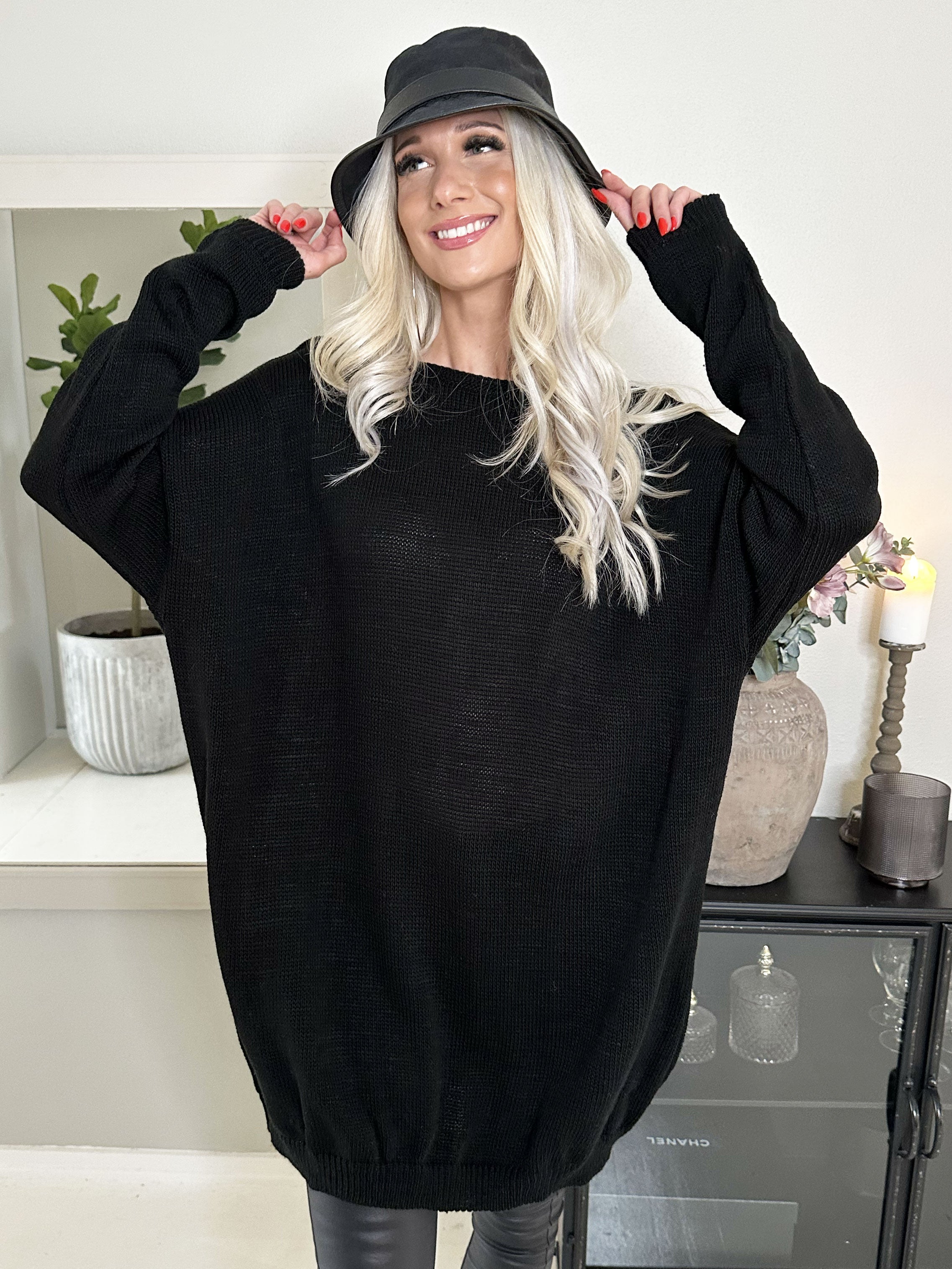 Stella - Simpel strikkjole med dyb ryg